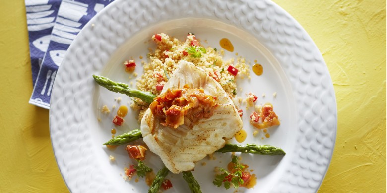 Gebakken vis met tomaat-gemberchutney en couscous