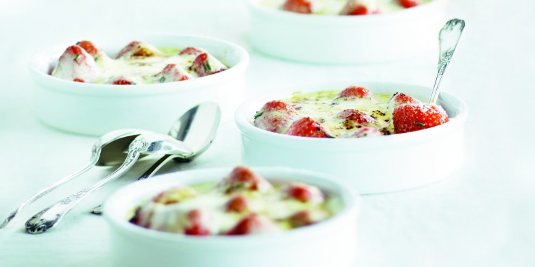 Gegratineerde aardbeien met rozemarijnhoning