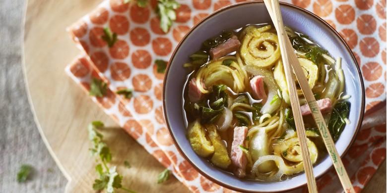 Miesoep met paksoi, ham en omeletrolletjes