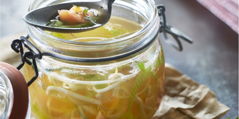 Preibouillon met taugé en zalm