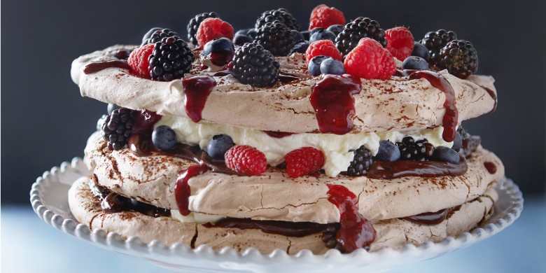 Chocolade stapeltaart met bessen en bramen