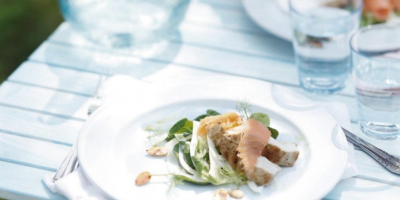 Gegrilde kalkoenfilet met gerookte zalm en veldsla