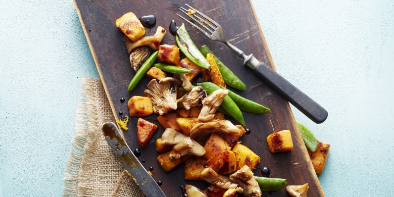 Geroerbakte zoete aardappels met paddenstoelen