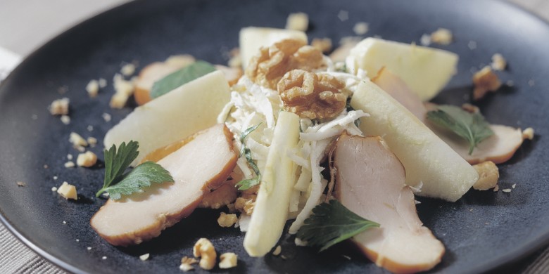 Knolselderijsalade met appel, gerookte kip en walnoten