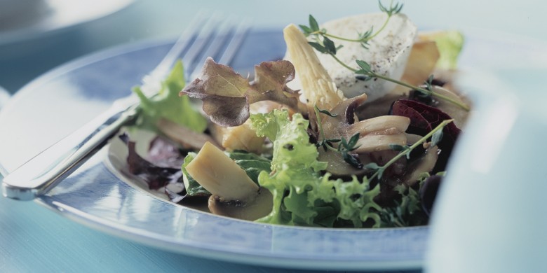 Salade met paddenstoelen en geitenkaas