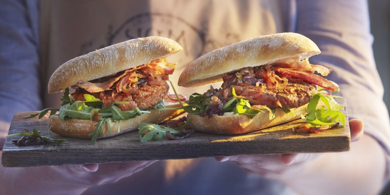 Hamburger met uienjam en spek