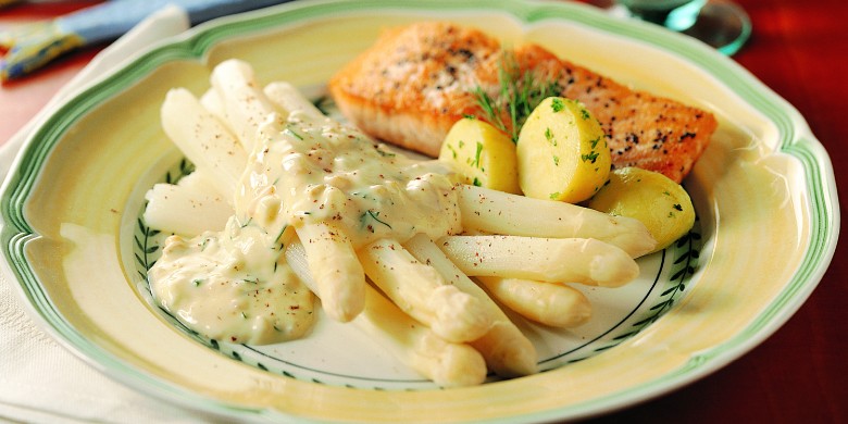 Zalm met asperges en witte wijnsaus