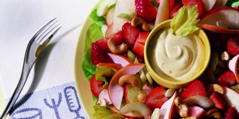 Salade met gerookte kip en aardbeien