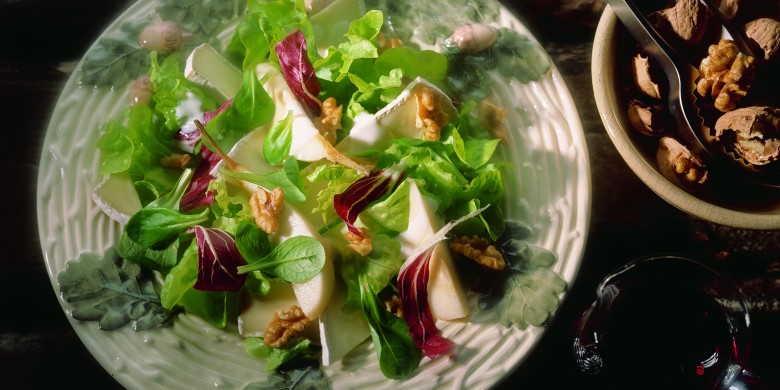 Salade met peer, kaas en noten