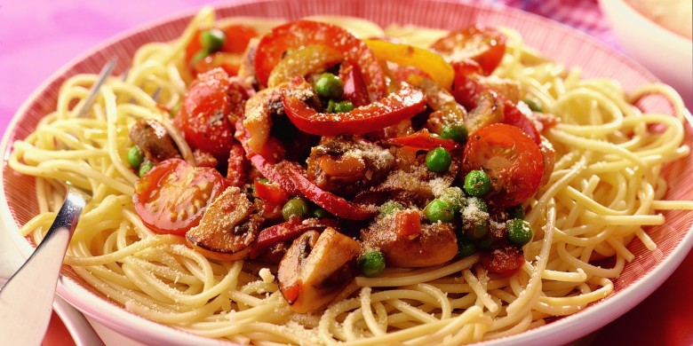 Spaghetti met paprika, champignons en doperwtjes