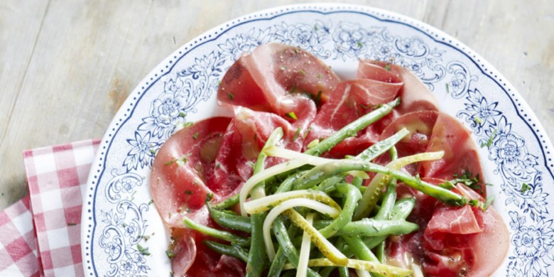 Carpaccio van rookvlees met boontjessalade