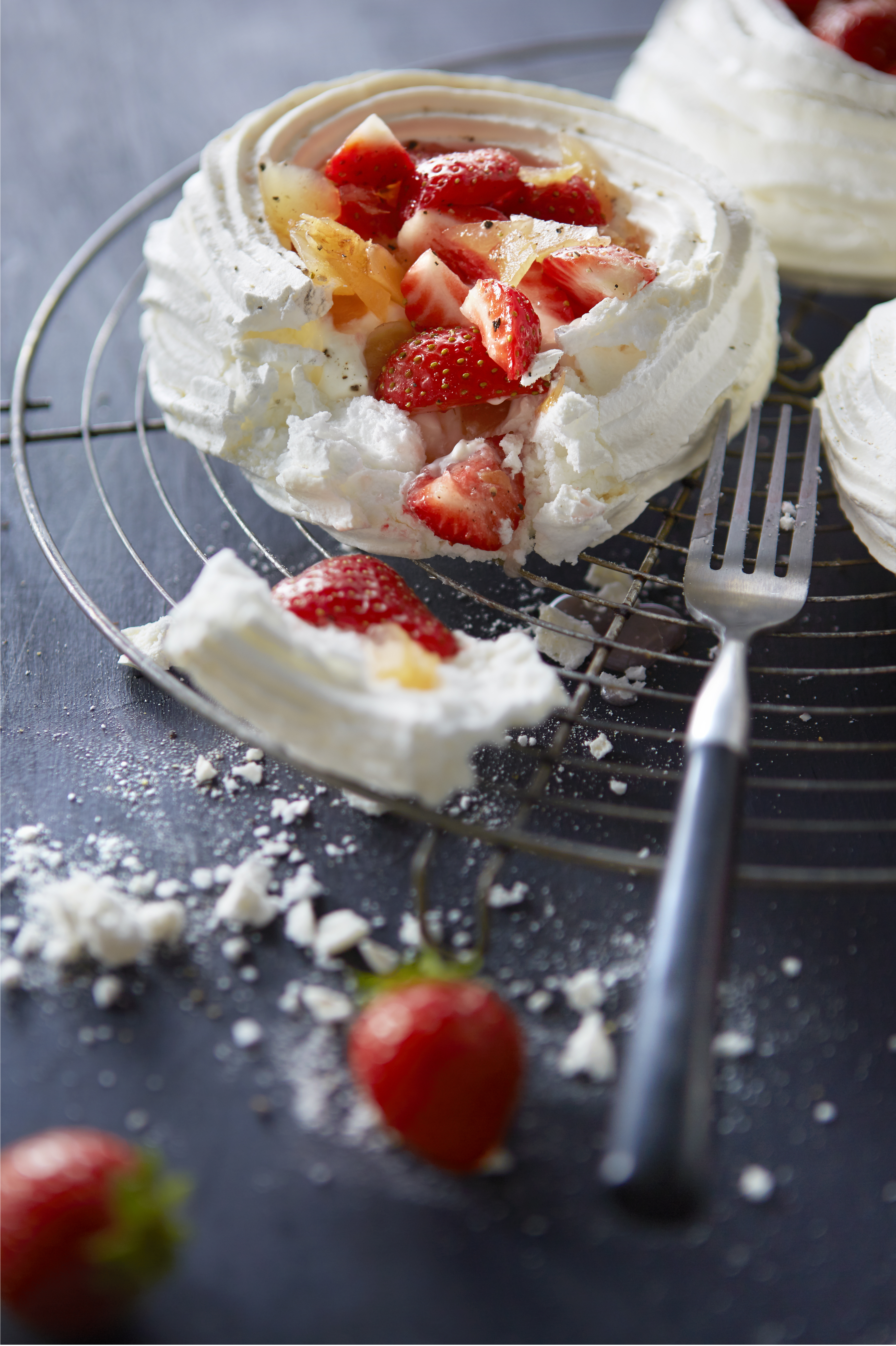 Pavlova met honingyoghurt en aardbeien