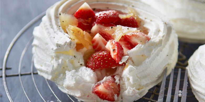 Pavlova met honingyoghurt en aardbeien