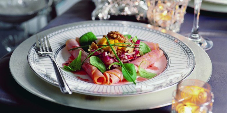 Salade van beenham met frambozen-notendressing