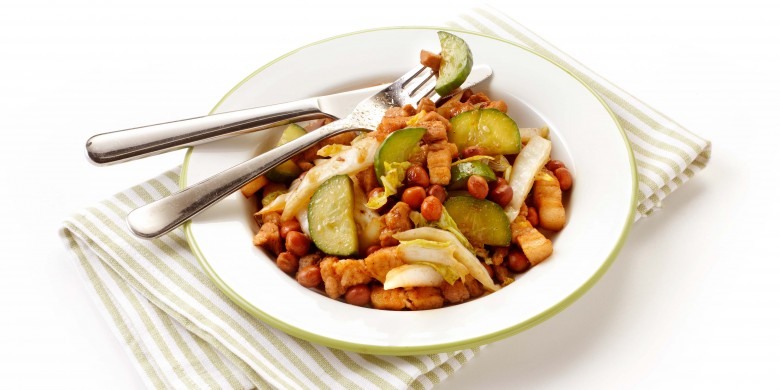 Chilischotel met komkommer en kool