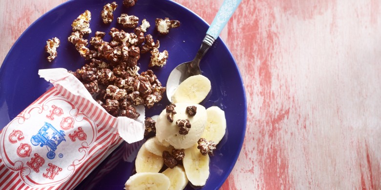 Chocoladepopcorn met ijs en banaan