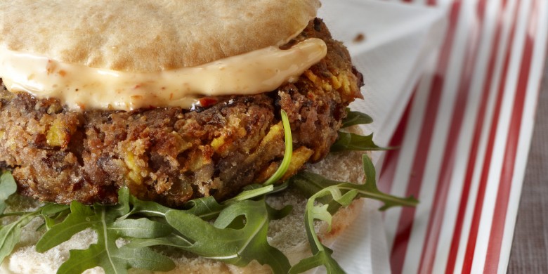 Pittige linzenburger met komkommeryoghurt