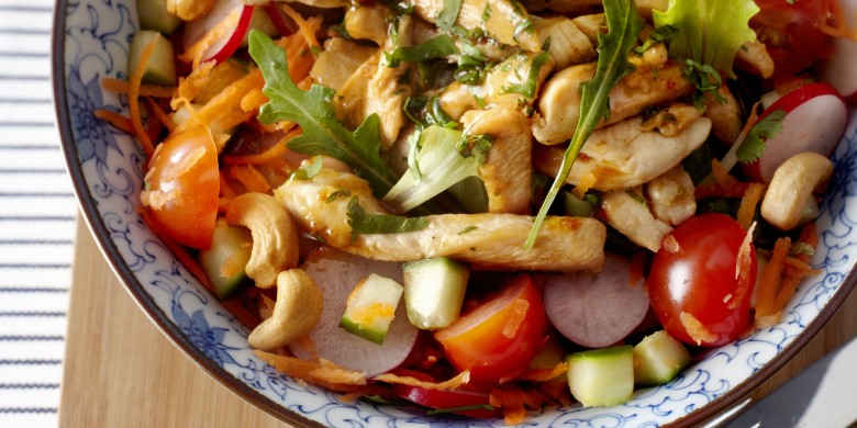 Salade uit de moestuin met kip en cashewnoten