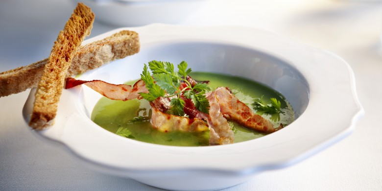 Doperwtenroomsoepje met krokant gebakken ham