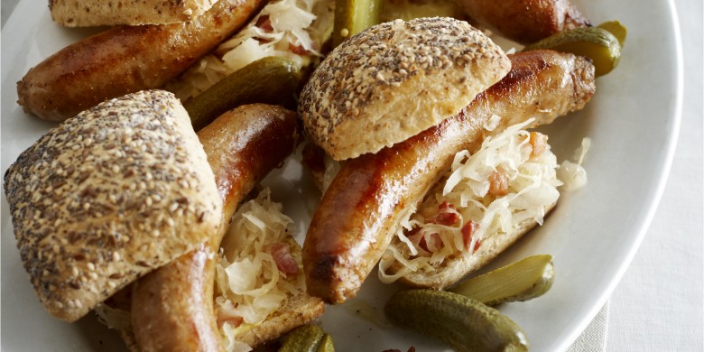 Maaltijdbroodjes met zuurkool en worst