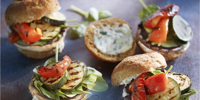 Portobelloburger met gegrilde groenten en basilicummayonaise
