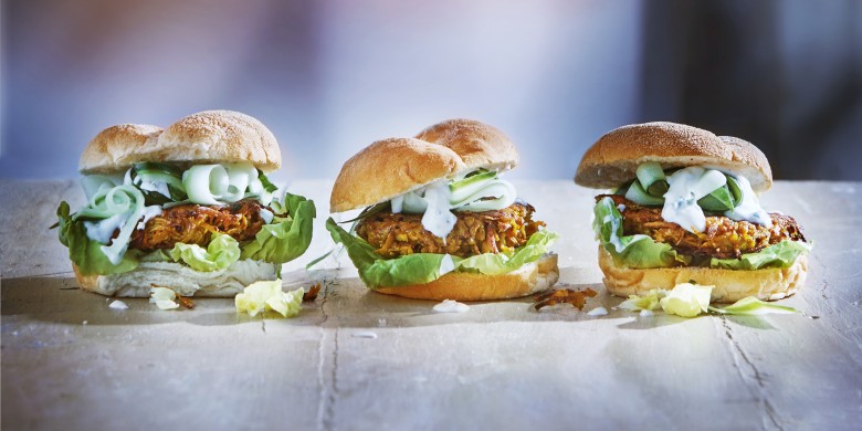 Zoete-aardappelburger met frisse yoghurtsaus
