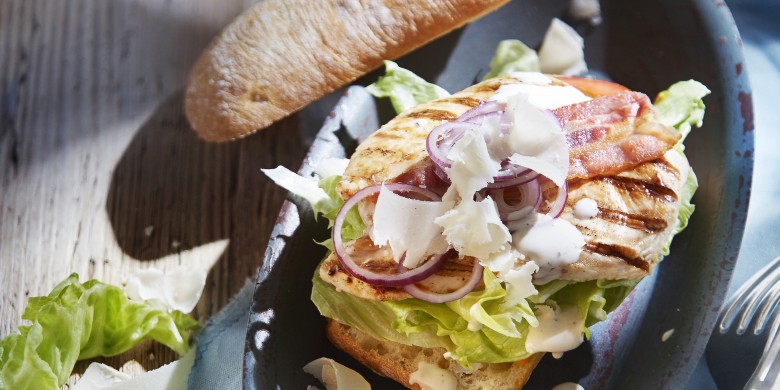 Caesar-kipburger met Parmezaanse kaas
