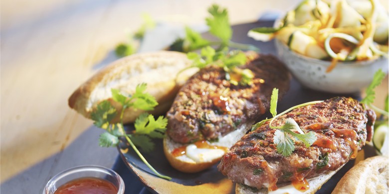 Koreaanse burger met ingelegde groenten
