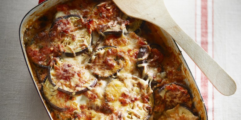 Aubergine-tomatenschotel met mozzarella en Parmezaanse kaas