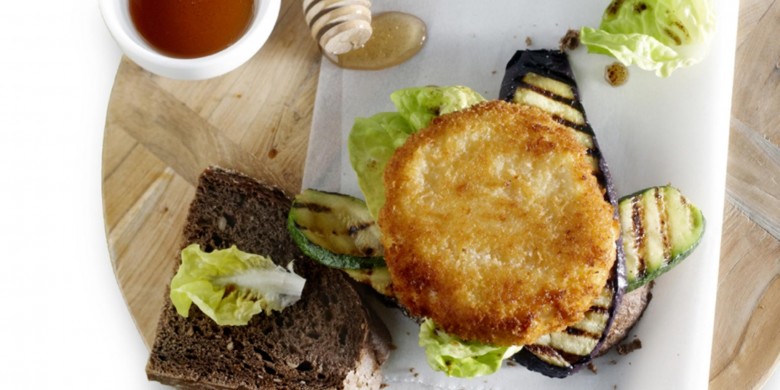 Geitenkaasburger met aubergine en courgette