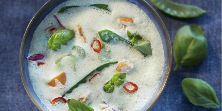 Bleekselderijsoep met kip en kokos