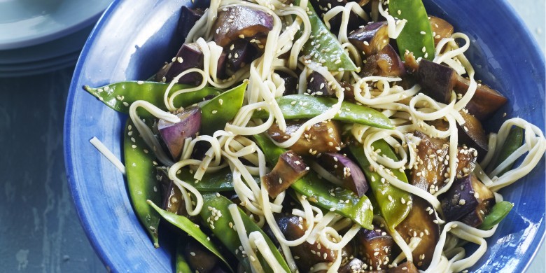 Noedels met gemarineerde aubergine