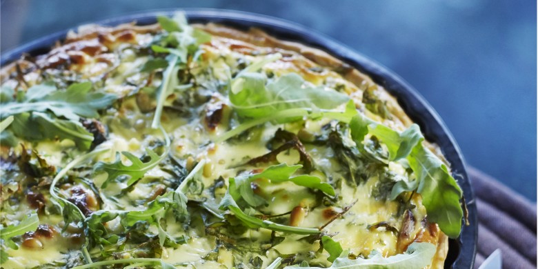 Quiche met geitenkaas, rode ui en rucola