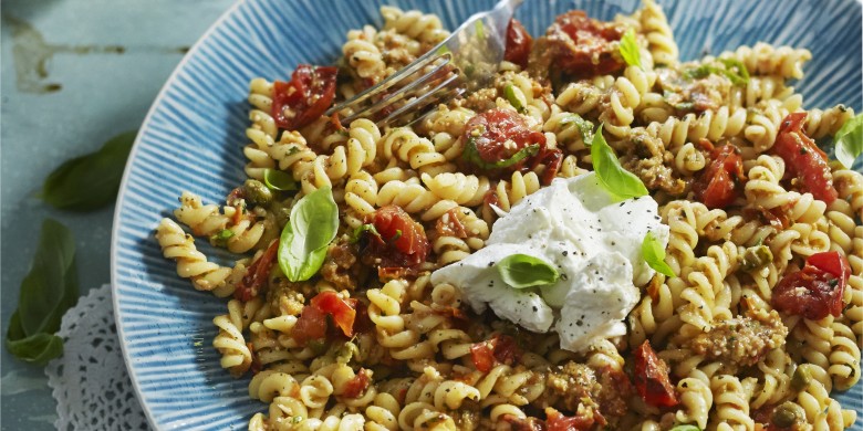 Fusilli met geroosterde tomaat-amandelpesto