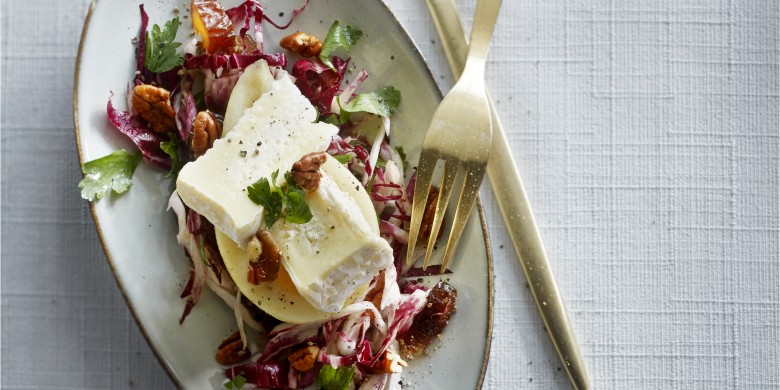 Peterseliesalade met peer en camembert