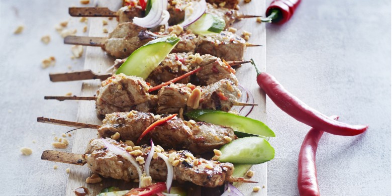 Varkenshaasspiesjes met rode peper en pinda's