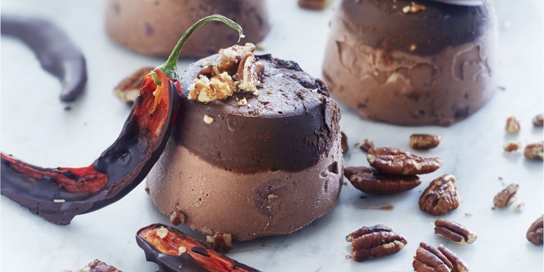 Chocolade-ijs met rode peper en kersen