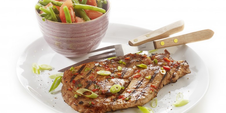 Gemarineerde karbonades met tomaten-sperziebonensalade