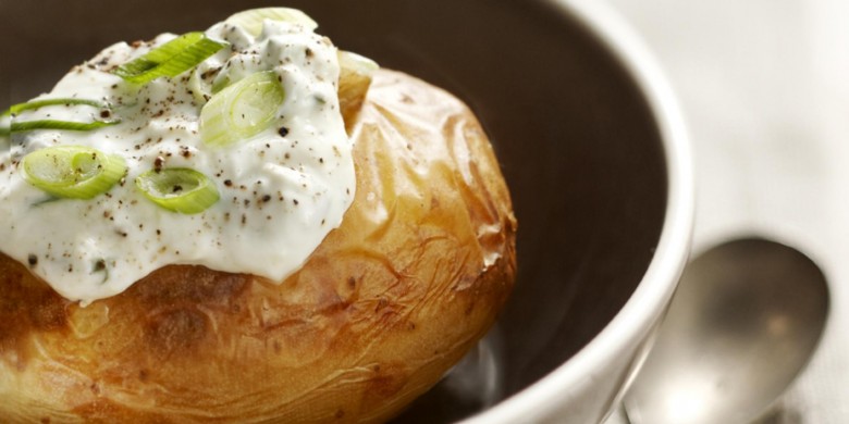 Gepofte aardappel met kwarktopping