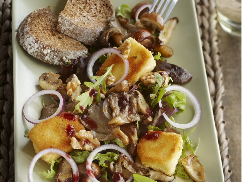 Maaltijdsalade met paddenstoelen en gebakken camembert