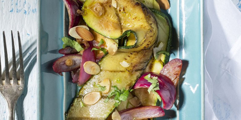 Geroosterde courgette met rode ui