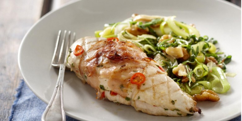 Geroosterde gemarineerde kipfilet met rucola en prei
