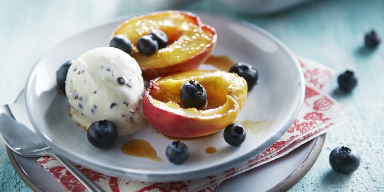 Geroosterde perzik met stracciatella-ijs en blauwe bessen