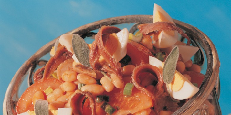 Maaltijdsalade met witte bonen, tonijn en tomaat