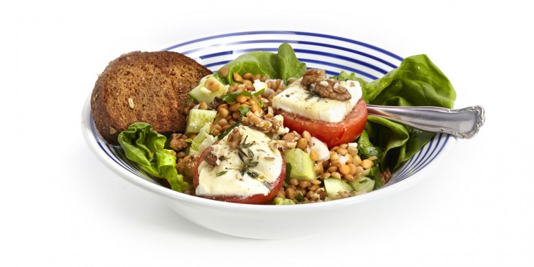 Maaltijdsalade van linzen, geitenkaas en noten