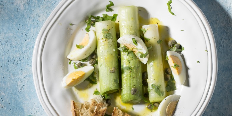 Gestoomde prei met mosterdvinaigrette en ei