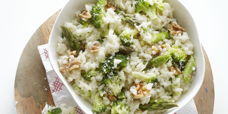 Asperge-broccolirisotto met noten