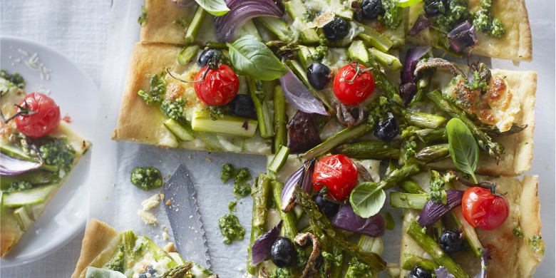 Pizza met asperges, ansjovis en spinaziepesto