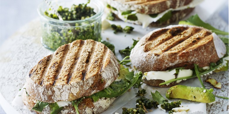 Getoaste sandwich met avocado, feta en walnootpesto