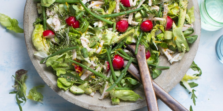 Groene salade met avocado, kip en sinaasappel- sesamdressing